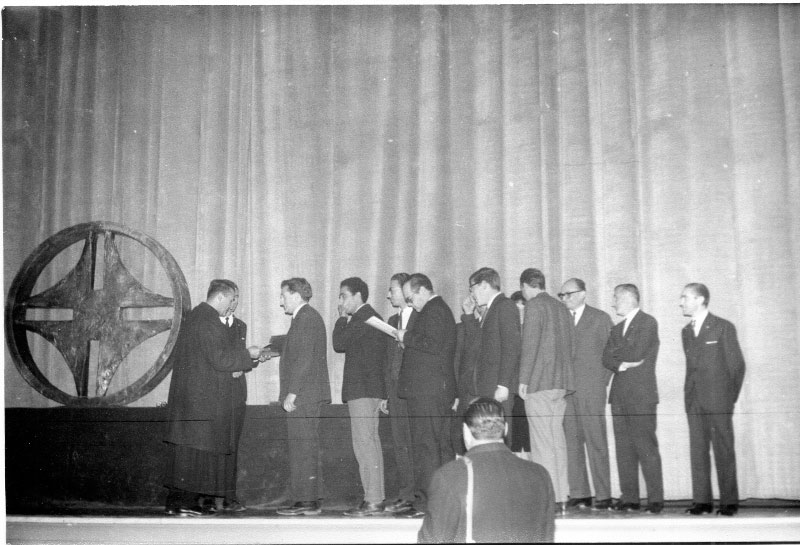 Entrega del premio a mejor película argentina en el I Festival de Cine Experimental y Documental organizado por la Universidad Católica de Córdoba. Norman McLaren entrega la Cruz de Malta a Banho, Bocio, Mignolo y Moreschi. Foto cedida por Oscar Moreschi